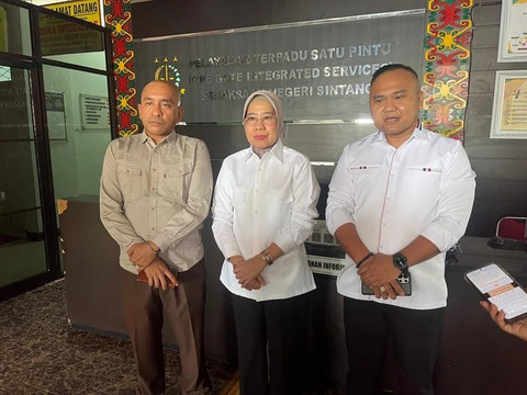 Kajari Sintang,  Erni Yusnita didampingi Kepala Seksi Pidsus Rasyid Kurniawan dan Kasi Intel Echo Aryanto Pasodung memberikan keterangan pada wartawan terkait kasus dugaan korupsi penyalahgunaan uang pelanggan di PDAM Tirta Senentang Sintang. Foto: Yusrizal Bota/Hi!Pontianak