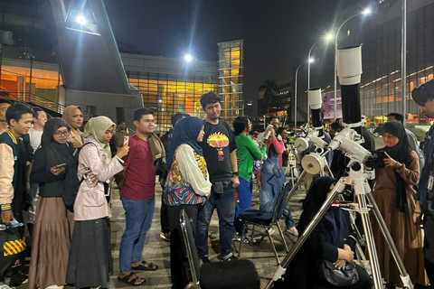 Suasana Piknik Malam Gerhana Bulan Total di Taman Ismail Marzuki, Jakarta Pusat, Minggu (7/9/2025). Foto: Rayyan Farhansyah/kumparan