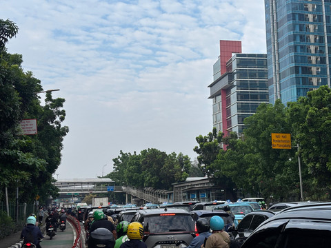 Kemacetan di Jalan DI Panjaitan, Cawang, Jakarta Timur pada Senin (8/9).  Foto: Abid Raihan/kumparan