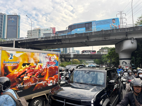 Kemacetan di Jalan DI Panjaitan, Cawang, Jakarta Timur pada Senin (8/9).  Foto: Abid Raihan/kumparan