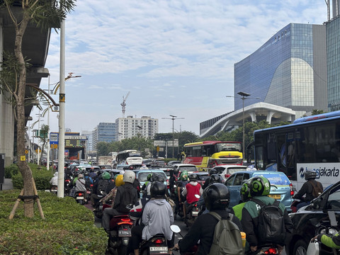 Kemacetan di Jalan MT Haryono, Cawang, Jakarta Timur pada Senin (8/9/2025). Foto: Abid Raihan/kumparan