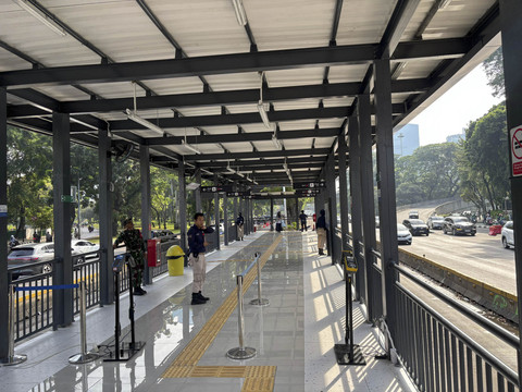 Suasana Halte Transjakarta Polda Metro Jaya di Jalan Jenderal Sudirman, Jakarta Selatan pada Senin (8/9/2025) pagi. Foto: Abid Raihan/kumparan