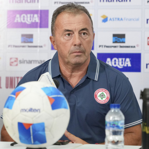 Pelatih Timnas Lebanon, Miodrag Radulovic, dalam sesi konferensi pers di Stadion Gelora Bung Tomo, Surabaya, Jawa Timur. Foto: Federasi Sepak Bola Lebanon (LFA)
