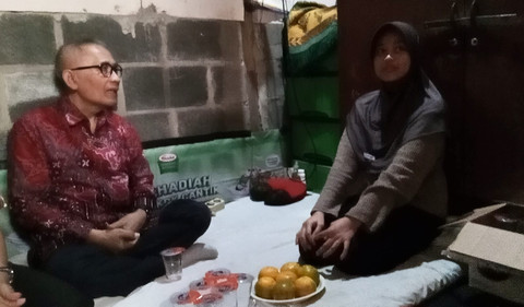 Rektor Unusa Prof Achmad Jazidie saat mengunjungi rumah Galuh.