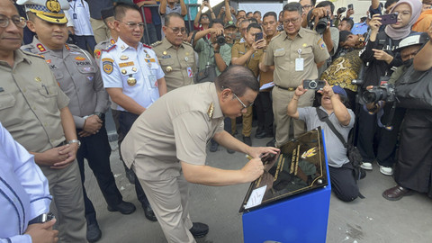 Gubernur DKI Jakarta Pramono Anung meresmikan Halte Jaga Jakarta, Senen, Jakarta Pusat, Senin (8/9/2025). Foto: Nasywa Athifah/kumparan
