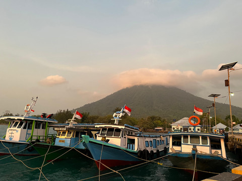 Kapal kayu untuk transportasi masyarakat dan angkutan wisatawan di Dermaga Tejang Pulau Sebesi, Kecamatan Rajabasa, Kabupaten Lampung Selatan | Foto : Eka Febriani / Lampung Geh