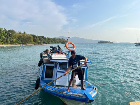 Kapal kayu untuk transportasi masyarakat dan angkutan wisatawan di Dermaga Tejang Pulau Sebesi, Kecamatan Rajabasa, Kabupaten Lampung Selatan | Foto : Eka Febriani / Lampung Geh