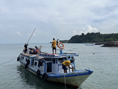 Kapal kayu untuk transportasi masyarakat dan angkutan wisatawan di Dermaga Tejang Pulau Sebesi, Kecamatan Rajabasa, Kabupaten Lampung Selatan | Foto : Eka Febriani / Lampung Geh