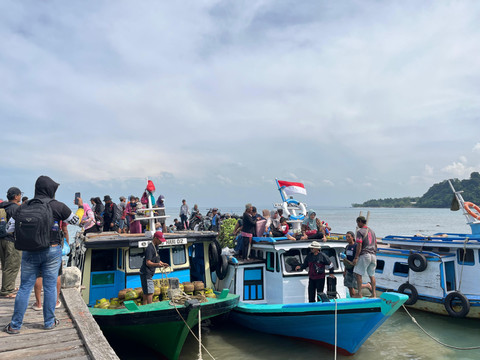 Kapal kayu untuk transportasi masyarakat dan angkutan wisatawan di Dermaga Tejang Pulau Sebesi, Kecamatan Rajabasa, Kabupaten Lampung Selatan | Foto : Eka Febriani / Lampung Geh
