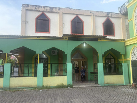 Masjid Al-Mujahidin yang berada di BTN Bata Ugi, Kelurahan Sudiang, Kecamatan Biringkanaya, Kota Makassar, Sulsel diduga dibakar oleh orang tak dikenal (OTK), pada Senin (8/9/2025). Foto: Dok. Istimewa