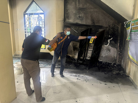 Masjid Al-Mujahidin yang berada di BTN Bata Ugi, Kelurahan Sudiang, Kecamatan Biringkanaya, Kota Makassar, Sulsel diduga dibakar oleh orang tak dikenal (OTK), pada Senin (8/9/2025). Foto: Dok. Istimewa