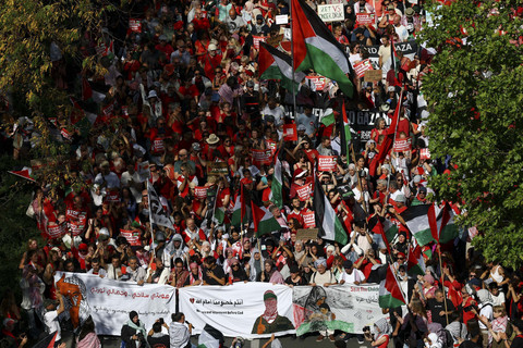 Para demonstran membawa spanduk dan bendera Palestina saat demonstrasi "Garis Merah untuk Gaza", memprotes kondisi di Gaza dan menuntut pemerintah Belgia menjatuhkan sanksi terhadap Israel, di Brussels, Belgia, Minggu (7/9/2025). Foto: Yves Herman/REUTERS