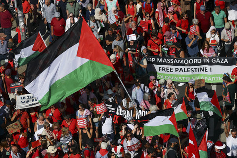 Genosida di Gaza oleh Israel mendapat kecaman dunia, tapi tindakan nyata untuk mencegahnya masih minim. Foto: Yves Herman/REUTERS