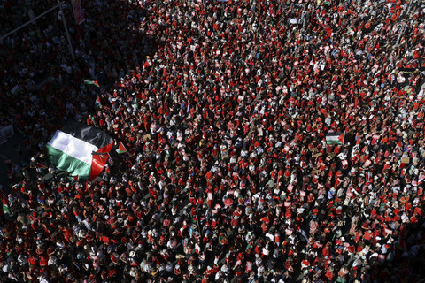 Para demonstran membawa spanduk dan bendera Palestina saat demonstrasi "Garis Merah untuk Gaza", memprotes kondisi di Gaza dan menuntut pemerintah Belgia menjatuhkan sanksi terhadap Israel, di Brussels, Belgia, Minggu (7/9/2025). Foto: Yves Herman/REUTERS