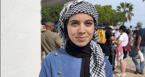 Fatma, warga Tunisia yang menyambut kedatangan kapal Barcelona. Foto: Rizki Baiquni Pratama/kumparan