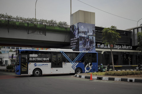 Bus Transjakarta beroperasi di halte Jaga Jakarta di kawasan Senen, Jakarta Pusat, Senin (8/9/2025). Foto: Jamal Ramadhan/kumparan