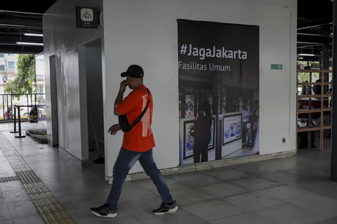 Aktivitas di halte bus Transjakarta Jaga Jakarta di kawasan Senen, Jakarta Pusat, Senin (8/9/2025). Foto: Jamal Ramadhan/kumparan