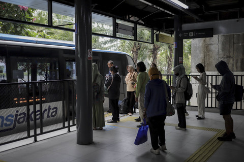 Penumpang bersiap masuk dan keluar dari bus di halte bus Transjakarta Jaga Jakarta di kawasan Senen, Jakarta Pusat, Senin (8/9/2025). Foto: Jamal Ramadhan/kumparan