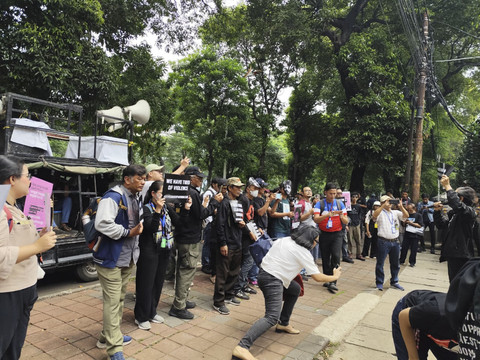 Koalisi Masyarakat Sipil menggelar aksi solidaritas untuk Munir di depan Kantor Komnas HAM Jakarta pada Senin (8/9/2025). Foto: Luthfi Humam/kumparan