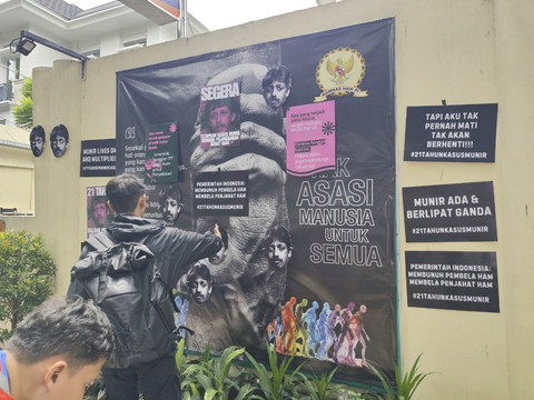 Koalisi Masyarakat Sipil menggelar aksi solidaritas untuk Munir di depan Kantor Komnas HAM Jakarta pada Senin (8/9/2025). Foto: Luthfi Humam/kumparan