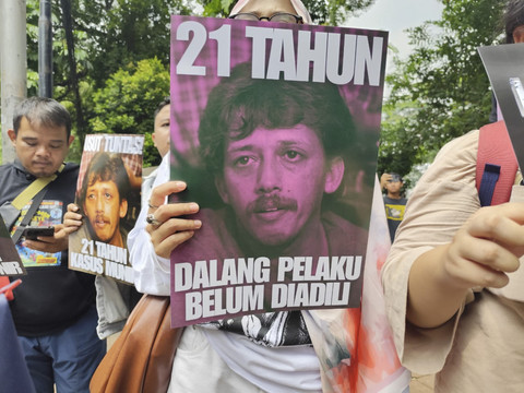 Koalisi Masyarakat Sipil menggelar aksi solidaritas untuk Munir di depan Kantor Komnas HAM Jakarta pada Senin (8/9/2025). Foto: Luthfi Humam/kumparan