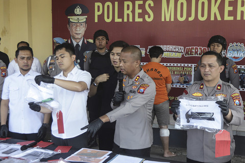 Kapolres Mojokerto AKBP Ihram Kustarto (kedua kanan) didampingi Wakapolres Kompol Herry Moriyanto Tampake (kanan) beserta jajaran menunjukkan barang bukti rilis kasus pembunuhan dengan mutilasi di Mapolres Mojokerto, Jawa Timur, Senin (8/9/2025). Foto: Stevi Wibowo/ANTARA FOTO
