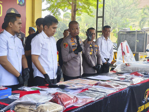 Kapolres Mojokerto AKBP Ihram Kustarto didampingi Wakapolres Kompol Herry Moriyanto Tampake beserta jajaran menunjukkan barang bukti rilis kasus pembunuhan dengan mutilasi di Mapolres Mojokerto, Jawa Timur, Senin (8/9/2025).   Foto: Mili.id