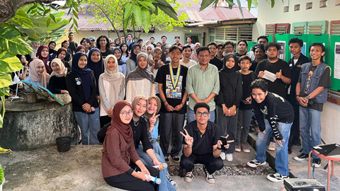 Peserta dan pemateri mini talkshow berfoto bersama usai kegiatan Youth At The Crossroads: Building Solidarity And Identity For Sustainable Indonesia yang digelar Initiative For Sustainability Education (Sustainative) bersama Yayasan Loka Kalyana Nusantara serta  Cabang .
