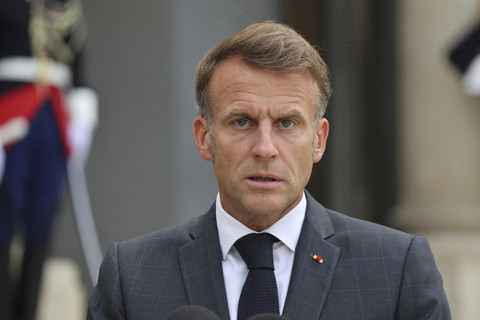 Presiden Prancis Emmanuel Macron berbicara saat menyapa Presiden Ukraina sebelum pertemuan mereka di Istana Kepresidenan Elysee di Paris (3/9/2025). Foto: Ludovic Marin/AFP