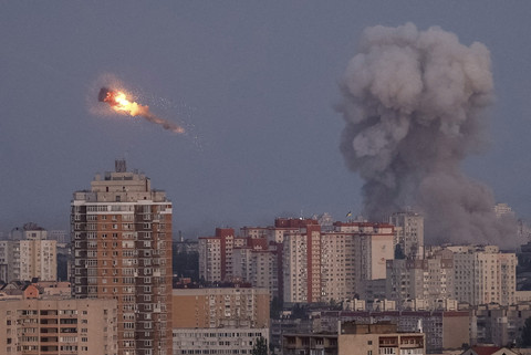 Tentara Ukraina menembak jatuh rudal Rusia saat asap mengepul dari kota selama serangan rudal Rusia, di tengah serangan Rusia terhadap Ukraina, di Kyiv, Ukraina, Minggu (7/9/2025). Foto: Thomas Peter/REUTERS