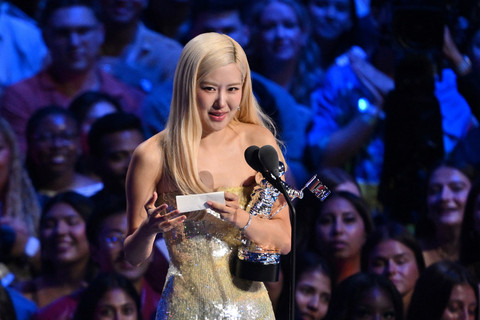 Rose Blackpink meraih penghargaan Lagu Terbaik pada ajang MTV Video Music Awards 2025 di Elmont, New York, AS, Minggu (7/9/2025). Foto: ANGELA WEISS / AFP