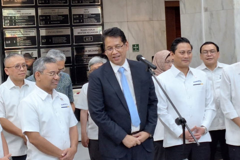 Menteri Keuangan Purbaya Yudhi Sadewa disambut jajaran Wakil Menkeu di Kantor Kementerian Keuangan, Jakarta Pusat pada Senin (8/9/2025). Foto: Argya Maheswara/kumparan