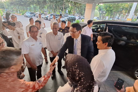 Menteri Keuangan Purbaya Yudhi Sadewa disambut jajaran Wakil Menkeu di Kantor Kementerian Keuangan, Jakarta Pusat pada Senin (8/9/2025). Foto: Argya Maheswara/kumparan