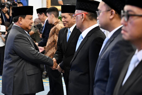 Presiden Prabowo Subianto berjabat tangan dengan Menteri Koperasi Ferry Juliantono usai pelantikan menteri dan wakil menteri Kabinet Merah Putih di Istana Negara, Kompleks Istana Kepresidenan, Jakarta, Senin (8/9/2025). Foto: Cahyo/Biro Pers Sekretariat Presiden