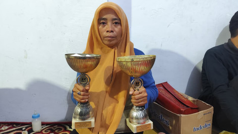 Elfiza Fantana (42), Ibu dari Muhammad Dhijey Lexie korban kecelakaan bus di Tol Sicincin, Deli Serdang, Senin (8/9/2025). Foto: Amar Marpaung/kumparan