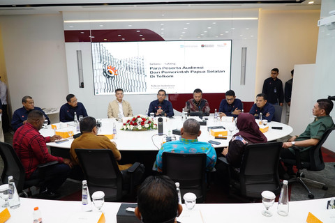 Wakil Direktur Utama Telkom Muhammad Awaluddin memberikan sambutan saat acara audiensi bersama Pemerintah Daerah dan berbagai Komunitas Papua Selatan. Foto: dok. Telkom