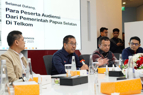 Wakil Direktur Utama Telkom Muhammad Awaluddin memberikan sambutan saat acara audiensi bersama Pemerintah Daerah dan berbagai Komunitas Papua Selatan. Foto: dok. Telkom