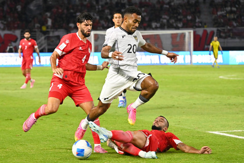 Pemain Timnas Indonesia Yakob Sayuri berusaha melewati pemain Timnas Lebanon Mohamad Safwan pada pertandingan FIFA Matchday di Stadion Gelora Bung Tomo, Surabaya, Senin (8/9/2025). Foto: Imam Santoso/kumparan
