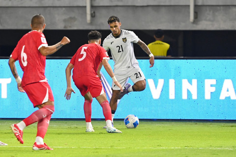 Pemain Timnas Indonesia Dean James berusaha melewati pemain Timnas Lebanon Khoder Khaled Kaddour pada pertandingan FIFA Matchday di Stadion Gelora Bung Tomo, Surabaya, Senin (8/9/2025). Foto: Imam Santoso/kumparan