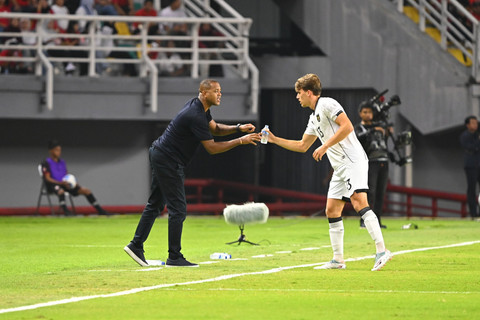 Pelatih Timnas Indonesia Patrick Kluivert memberikan air kepada Mauro Zijlstra saat melawan Timnas Lebanon pada pertandingan FIFA Matchday di Stadion Gelora Bung Tomo, Surabaya, Senin (8/9/2025).   Foto: Imam Santoso/kumparan