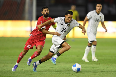 Pemain Timnas Indonesia Miliano Jonathans berebut bola dengan pemain  Timnas Lebanon Mohamad Haidar pada pertandingan FIFA Matchday di Stadion Gelora Bung Tomo, Surabaya, Jawa Timur, Senin (8/9/2025). Foto: Sigid Kurniawan/ANTARA FOTO