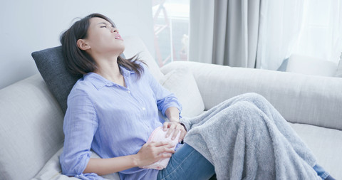 Kompres perut dengan air panas. Foto: Shutterstock