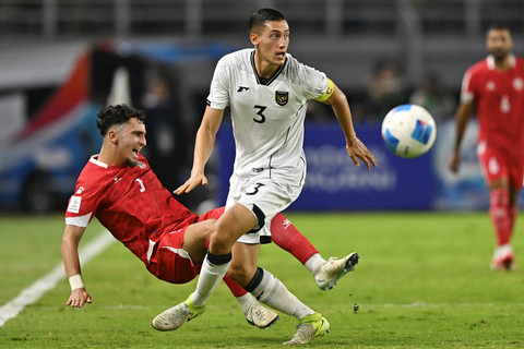 Pemain Timnas Indonesia Jay Idzes berebut bola dengan pemain Timnas Lebanon Khoder Khaled Kaddour pada pertandingan FIFA Matchday di Stadion Gelora Bung Tomo, Surabaya, Jawa Timur, Senin (8/9/2025). Foto: Sigid Kurniawan/ANTARA FOTO