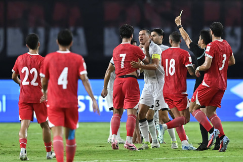 Pemain Timnas Indonesia Jay Idzes dicekik pemain Timnas Lebanon Karim Darwich pada pertandingan FIFA Matchday di Stadion Gelora Bung Tomo, Surabaya, Jawa Timur, Senin (8/9/2025). Foto: Sigid Kurniawan/ANTARA FOTO