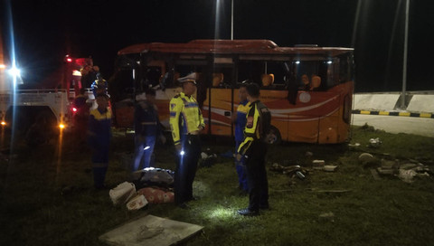 Kondisi bus usai mengalami kecelakaan di Exit Tol Padang-Sicincin. Dok. Polda Sumbar.