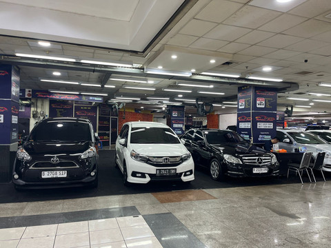 Mobil bekas di WTC Mangga Dua. Foto: Fitra Andrianto/kumparan