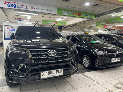Mobil bekas di WTC Mangga Dua. Foto: Fitra Andrianto/kumparan