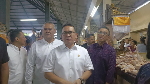 Menteri Perdagangan Budi Santoso saat mengecek harga daging ayam di Pasar Nyanggelan Panjer, Kota Denpasar, Bali, Selasa (9/9/2025). Foto: Denita BR Matondang/kumparan