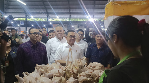 Menteri Perdagangan Budi Santoso saat mengecek harga daging ayam di Pasar Nyanggelan Panjer, Kota Denpasar, Bali, Selasa (9/9/2025). Foto: Denita BR Matondang/kumparan