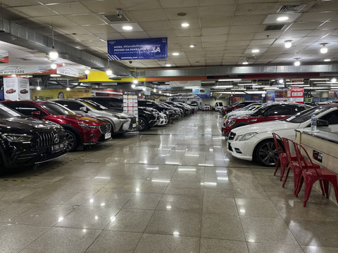 Mobil bekas di WTC Mangga Dua. Foto: Fitra Andrianto/kumparan